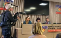 La abogada Laura Sgro, a la izquierda, se sienta con Gloria Branciani, en el centro, y Marjiam Kovač durante una conferencia de prensa en Roma el 21 de febrero de 2024. Branciani y Kovač denuncian que fueron sometidos a abusos espirituales, psicológicos y sexuales por parte del famoso artista de mosaicos, el P. Marko Rupnik.