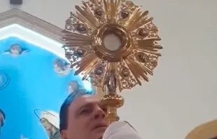 Video del presunto milagro eucarístico en la parroquia San Joaquín de la Diócesis de Engativá (Colombia). Crédito: Instagram @parroquiasanjoaquin