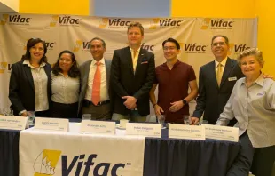 Alexander Acha y Pablo Delgado junto a miembros de VIFAC. Crédito: Cortesía
