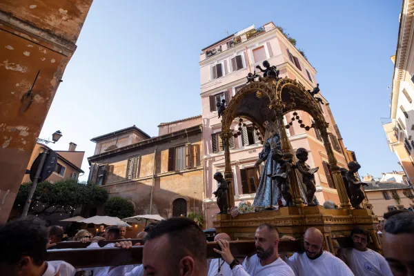 La procesión de la Virgen del Carmen o Nuestra Señora del Carmelo en el Trastevere en Roma. Crédito: Daniel Ibáñez / EWTN News