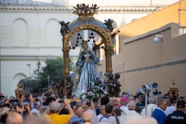 La procesión de la Virgen del Carmen en el Trastevere. Crédito: Daniel Ibáñez / EWTN News