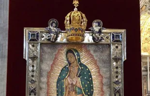La corona y el marco de la imagen de la Virgen de Guadalupe en su capilla en las grutas vaticanas. Crédito: Antonio Berumen