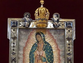 Regalan corona y marco a la Virgen de Guadalupe en el Vaticano