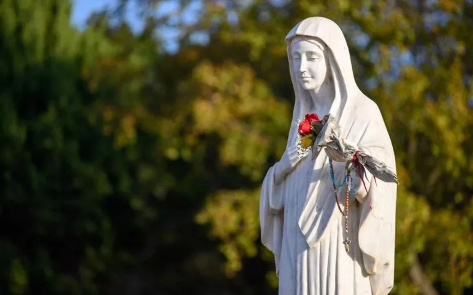 Esta estatua de la Santísima Virgen María se encuentra en la Colina de las Apariciones, con vistas al pueblo de Medjugorje.?w=200&h=150