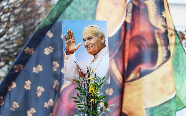 John Paul II and a flag of the Virgin of Czestochowa, patron saint of Poland and to whom the saint had devotion. Credit: FotoDax - Shutterstock