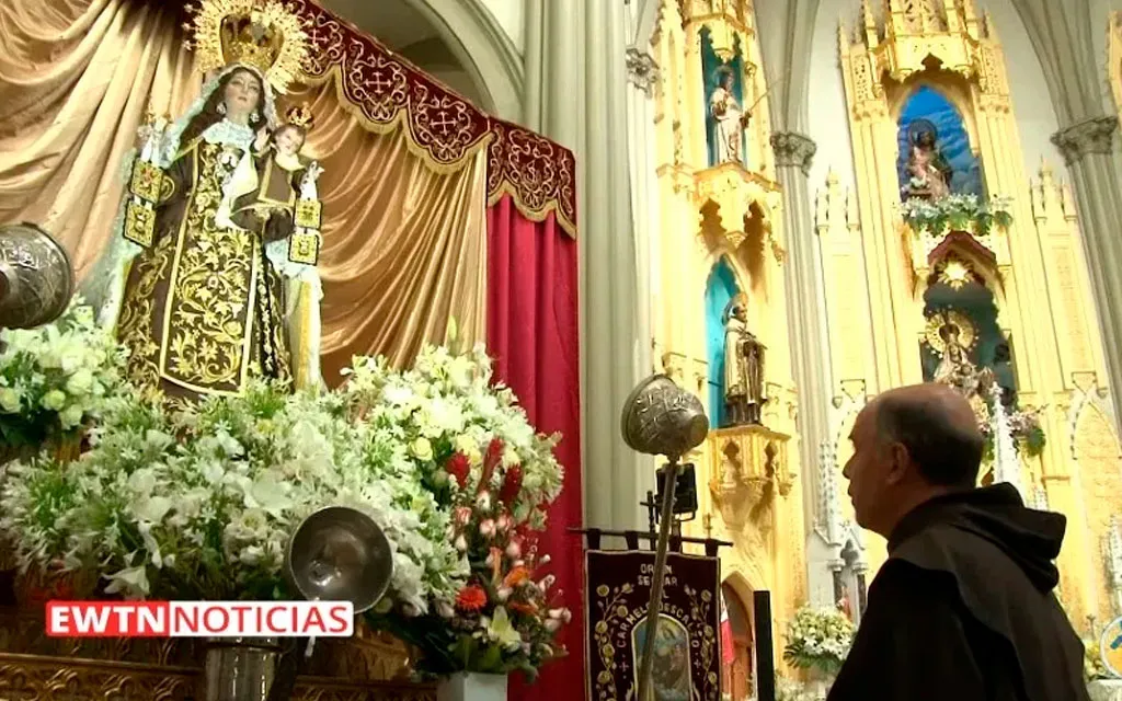 El P. Alfredo Amesti rezando ante la imagen de la Virgen del Carmen de la Parroquia San José de Perú.?w=200&h=150