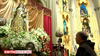 El P. Alfredo Amesti rezando ante la imagen de la Virgen del Carmen de la Parroquia San José de Perú.
