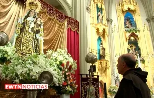 El P. Alfredo Amesti rezando ante la imagen de la Virgen del Carmen de la Parroquia San José de Perú. Crédito: EWTN Noticias.