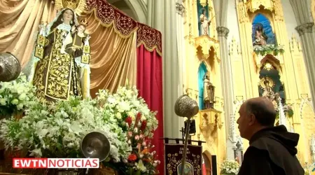 El P. Alfredo Amesti rezando ante la imagen de la Virgen del Carmen.