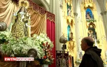 El P. Alfredo Amesti rezando ante la imagen de la Virgen del Carmen de la Parroquia San José de Perú.