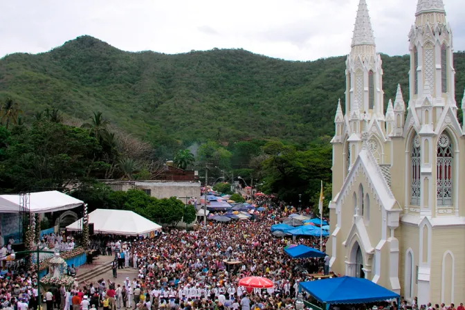 Procesión de la Virgen del Valle alrededor de la Basílica