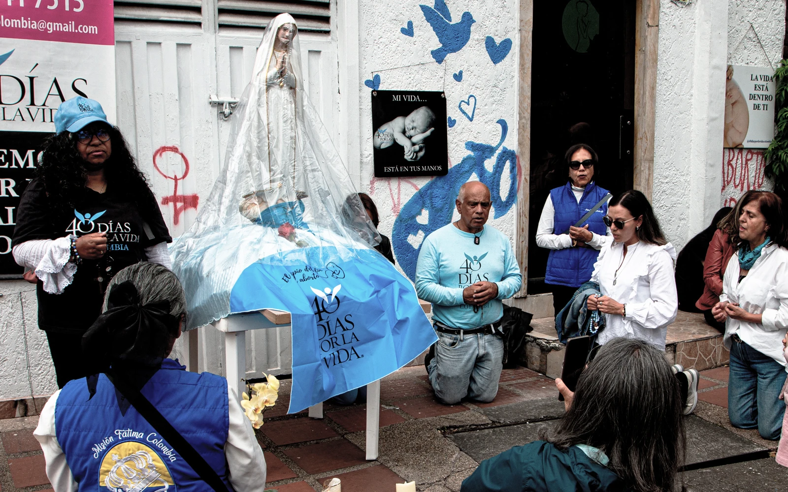 Voluntarios de 40 Días por la Vida Colombia y de Misión Fátima Colombia rezan por el fin del aborto.?w=200&h=150