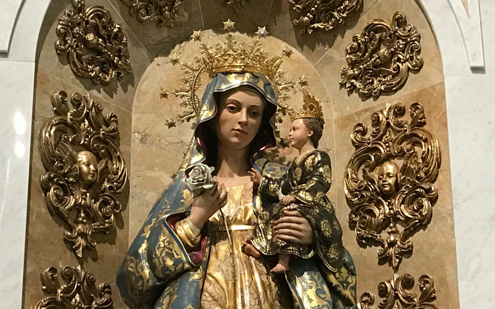 Imagen de la Virgen coronada como Reina, en la Catedral Basílica Santa María la Antigua de Panamá.?w=200&h=150