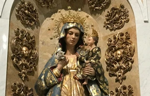 Imagen de la Virgen coronada como Reina, en la Catedral Basílica Santa María la Antigua de Panamá. Crédito: David Ramos / ACI Prensa.