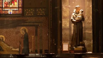 Imágenes de la Santísima Virgen y a San Antonio de Padua en el interior de la iglesia de Saint-Sernin en Toulouse, Francia.