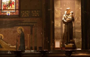 Imágenes de la Santísima Virgen y a San Antonio de Padua en el interior de la iglesia de Saint-Sernin en Toulouse, Francia. Crédito: le Point du Jour / Shutterstock