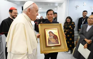 El Papa entrega del cuadro de la Virgen de la Ternura en la Casa de la Misericordia de Ulán Bator Vatican Media
