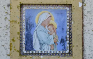 Azulejo que representa a la Virgen María y el Niño Jesús. Crédito: Emilio Llorente/ Cathopic 