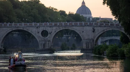 La "Madonna dei Noantri" en el Tíber con la cúpula de San Pedro de fondo