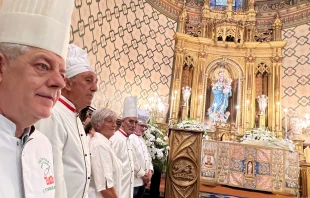 Pasteleros de Vitoria (España), durante la ofrenda a la Virgen Blanca de 2023. Crédito: Diócesis de Vitoria.