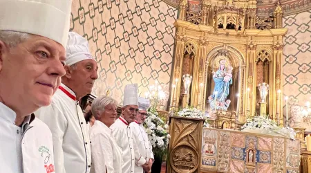 Pasteleros de Vitoria (España), durante la ofrenda a la Virgen Blanca de 2023.