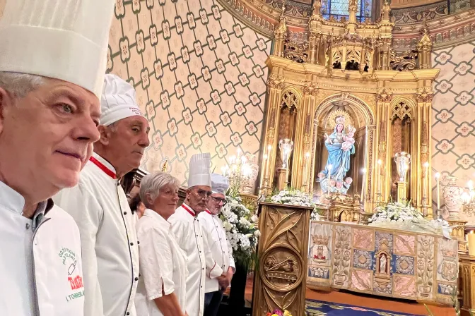 Pasteleros de Vitoria (España), durante la ofrenda a la Virgen Blanca de 2023.