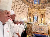 Pasteleros de Vitoria (España), durante la ofrenda a la Virgen Blanca de 2023.