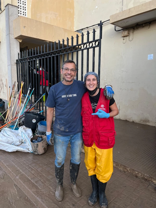 La hermana Clara junto a un voluntario. Crédito: Cortesía de la hermana Clara Medina Serra