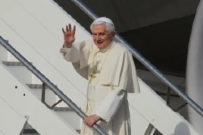 Largo vuelo permitió a Benedicto XVI enviar bendiciones a siete países