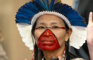 la jefe Putany de la tribu Yawanawa realizó un ritual chamánico en el Foro Económico Mundial de 2024. Crédito: WEF (CC BY-SA 2.0 DEED)