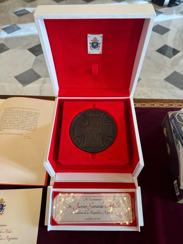 Medallón de bronce inspirado en el Baldaquino de San Pedro. Crédito: Vatican Media
