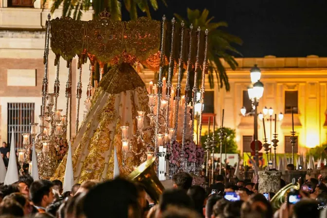 Procesión en la noches del lunes santo