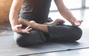 Fray Nelson advierte sobre 4 peligros de la práctica del yoga Crédito: Shutterstock