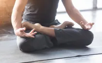 Fray Nelson advierte sobre 4 peligros de la práctica del yoga