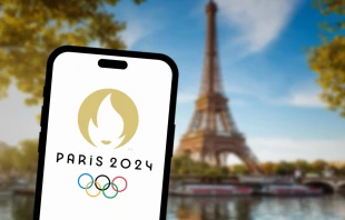 El logo de París 2024 con la Torre Eiffel de fondo. Crédito: QubixStudio / Shutterstock.com