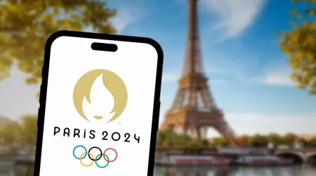 El logo de París 2024 con la Torre Eiffel de fondo 30072024