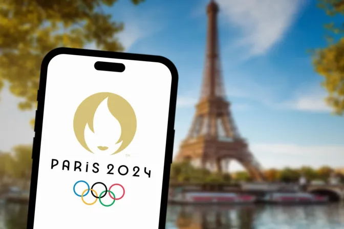 El logo de París 2024 con la Torre Eiffel de fondo 30072024