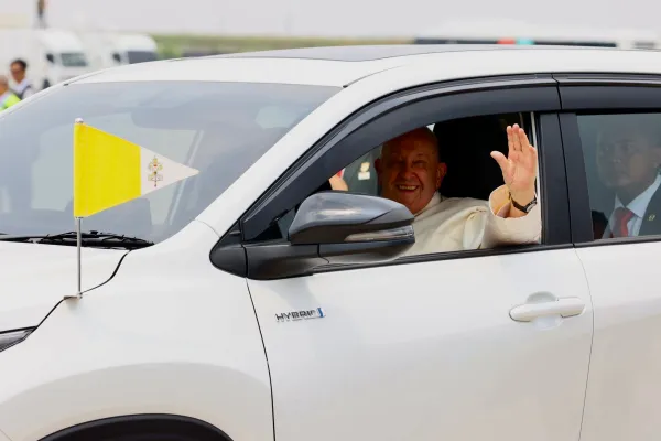 El Papa Francisco en su coche oficial. Crédito: Daniel Ibáñez/ EWTN News