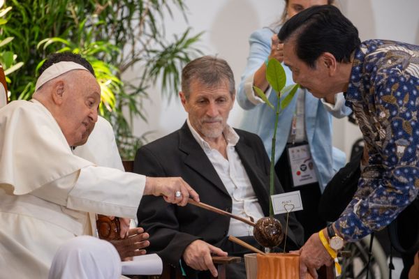 Pope Francis helps plant a tree. Credit: Daniel Ibáñez/ EWTN News