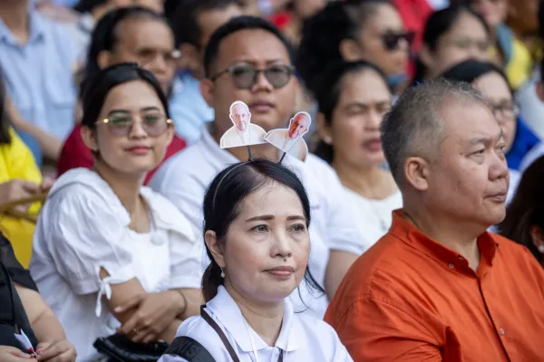 Mujer de Indonesia participa en la Misa del Papa. Crédito: Daniel Ibáñez/ EWTN News