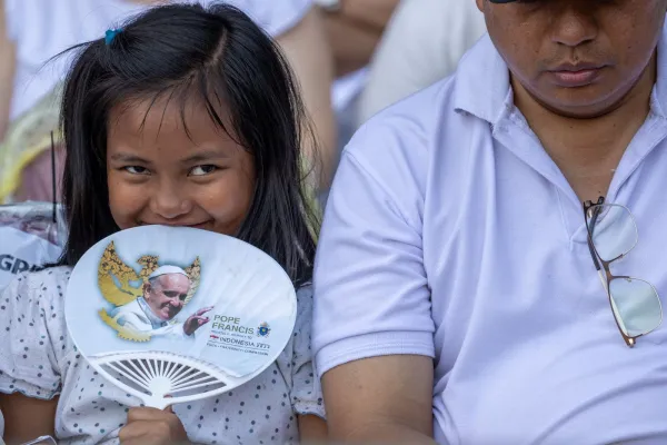 Niña espera al Papa Francisco en el estadio de Yakarta. Crédito: Daniel Ibáñez/ EWTN News