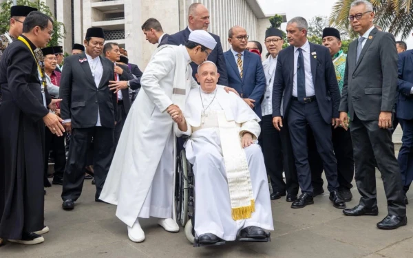 El gran imán Nasaruddin Umar besa la cabeza del Papa Francisco después de la firma de la Declaración Conjunta Istiqlal 2024 en Yakarta (Indonesia), el 5 de septiembre de 2024. Crédito: Daniel Ibáñez / EWTN News.