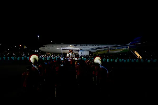 Image of the papal plane after landing in Port Moresby. Credit: Daniel Ibáñez/EWTN News