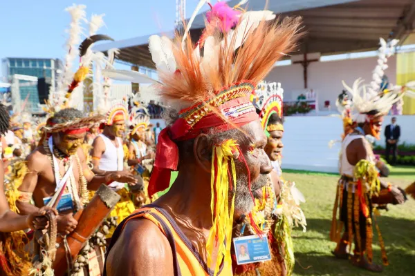 Fieles de Papúa Nueva Guinea en la Misa con el Papa Francisco. Crédito; Daniel Ibáñez / EWTN News