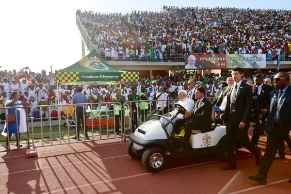 El Papa Francisco en el carrito de golf antes de la Misa. Crédito: Daniel Ibáñez / EWTN News