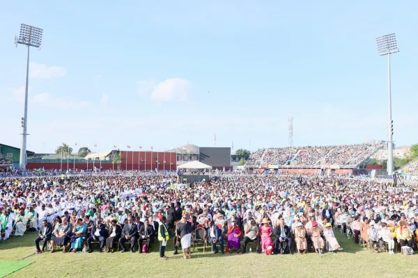 Part of the crowd at Mass with Pope Francis in Port Moresby. Credit: Daniel Ibáñez / EWTN News