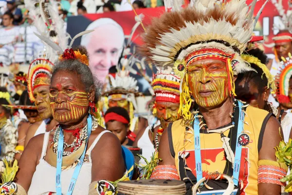 Papua New Guinea faithful in traditional clothing at Mass with Pope Francis. Credit: Daniel Ibáñez / ACI Prensa