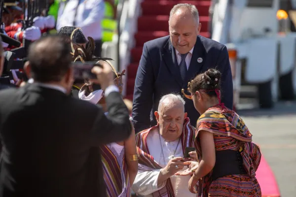 Niños con atuendos tradicionales saludan al Papa Francisco tras su llegada. Crédito: Daniel Ibáñez/EWTN News