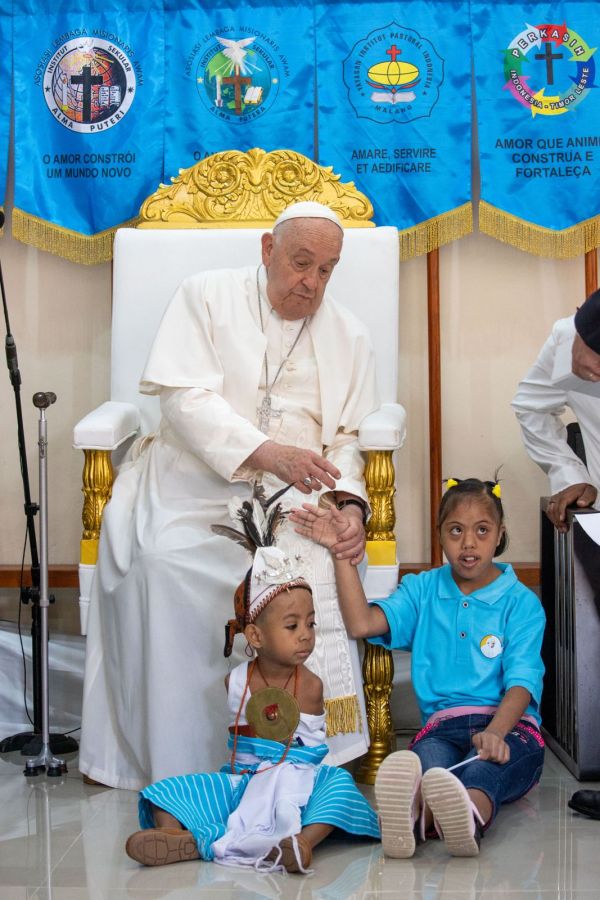 Visita al Papa Francisco a la escuela de las Hermanas Alma. Crédito: Daniel Ibáñez/ EWTN News