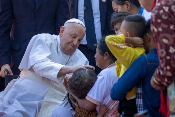 El Papa Francisco saluda a los niños de las escuela y a sus madres. Crédito: Daniel Ibáñez/ EWTN News